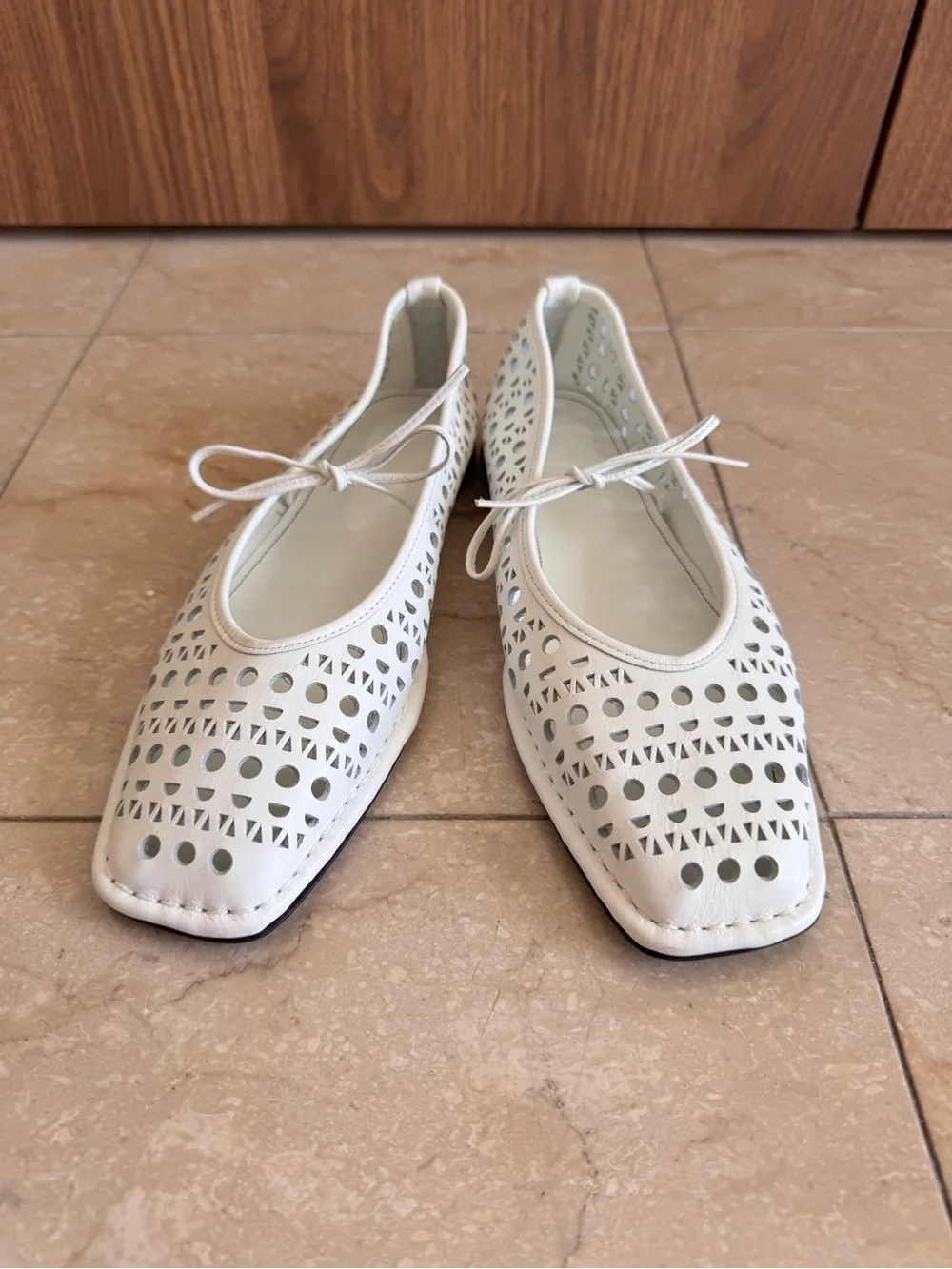ALOHAS Sway Slit White Leather Ballet Flats